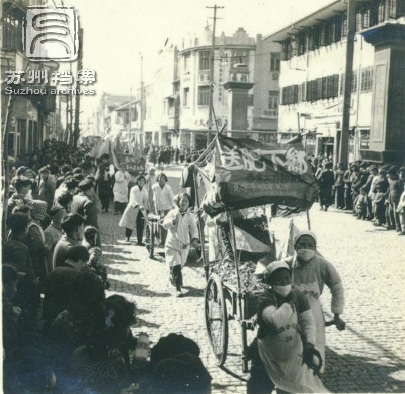 1960年代初，苏州市城乡人民面对自然灾害互帮互助，共渡难关。图为市区居民开展支援农业、送肥下乡活动。.jpg