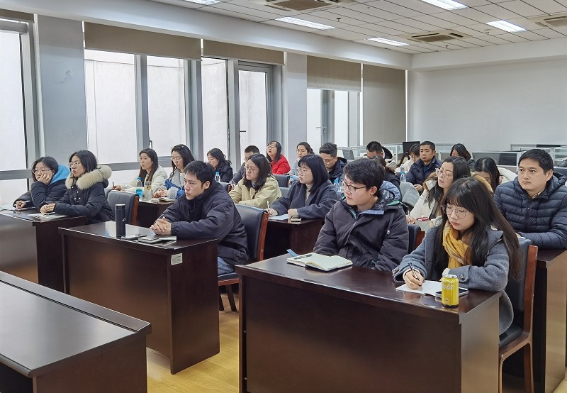 2025年2月20日，区档案馆召开区级机关、镇（区）街道、国企新档案员业务培训会，地点档案馆D507实践教育室 (2) - 副本.jpg