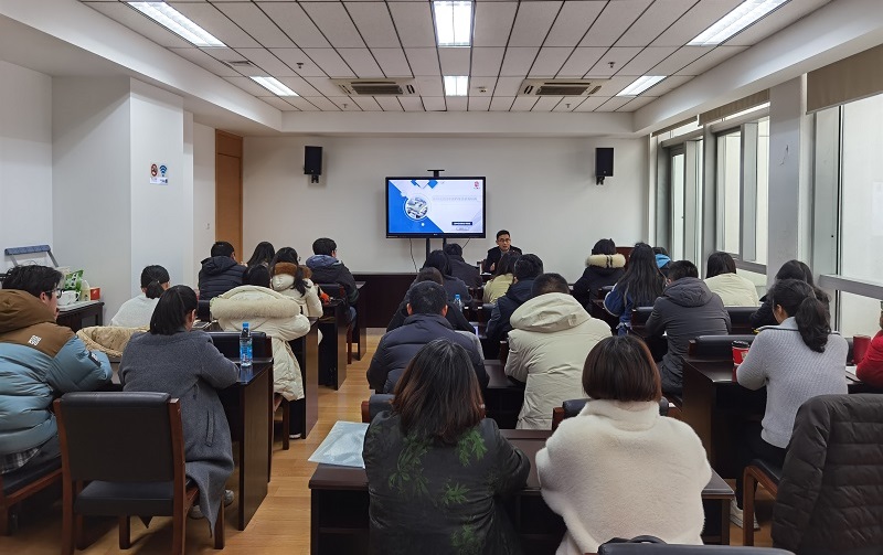 2025年2月20日，区档案馆召开区级机关、镇（区）街道、国企新档案员业务培训会，由监督指导科科长蒋德志（前排居中）主讲，地点档案馆D507实践教育室 - 副本.jpg